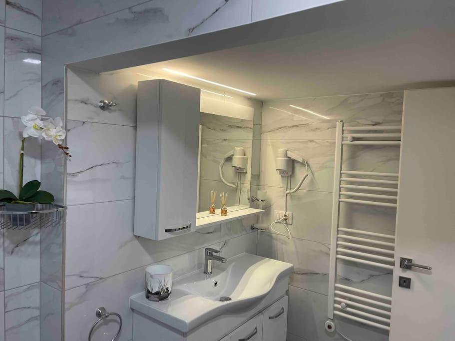 Lovely Apartment In Pogradec City With A Lake View Eksteriør billede