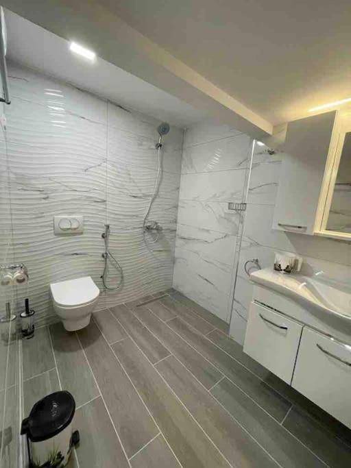 Lovely Apartment In Pogradec City With A Lake View Eksteriør billede